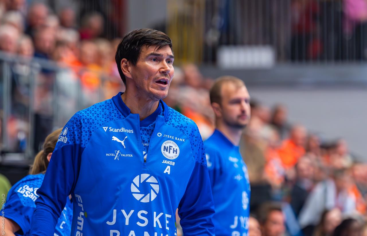 Jakob Larsen Vi var ikke kommet ud af bussen