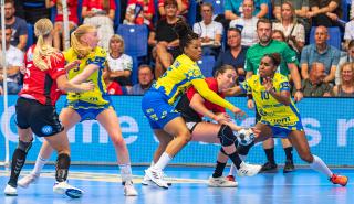 Direktør jubler: Stjerne vælger at blive - gør ikke brug af sin klausul